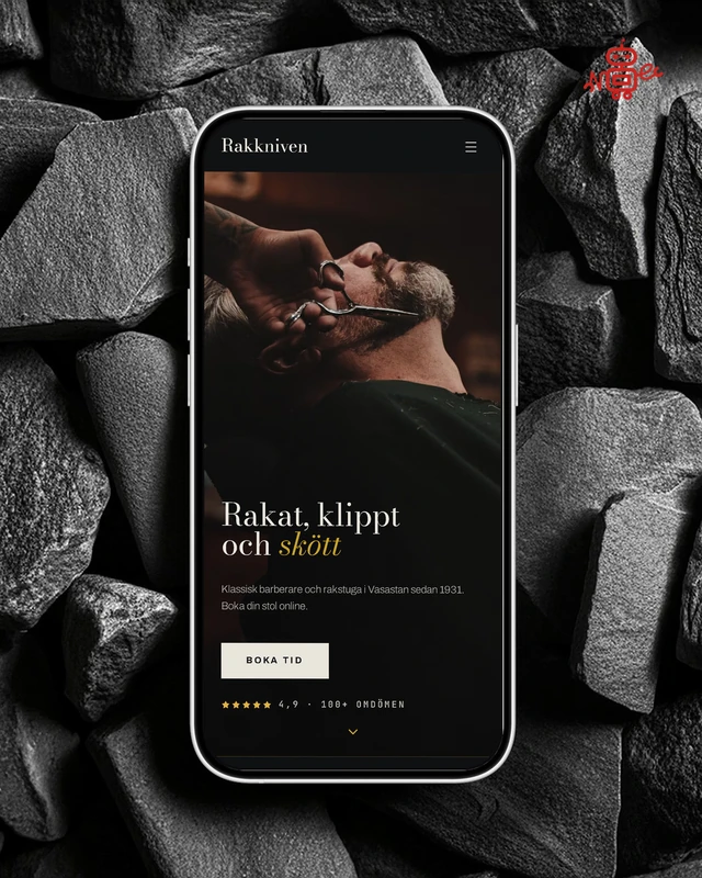 Instagraminlägg: en bokningssajt i mobilen mot svart sten